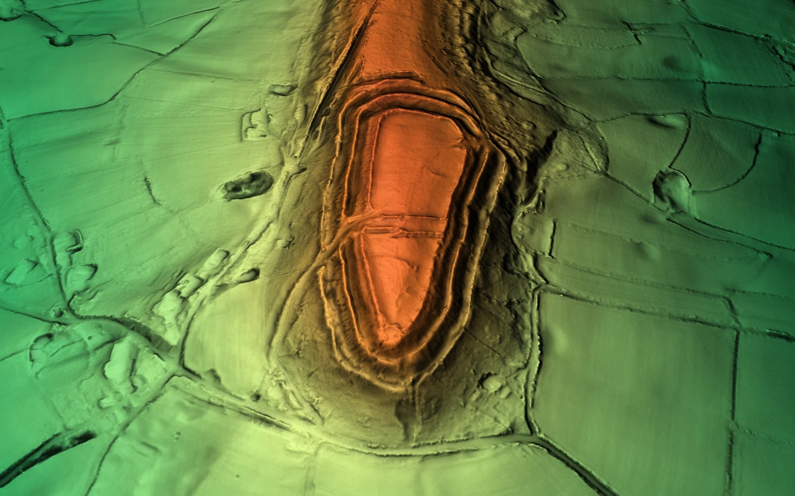 Modèle numérique de terrain au sol nu, ombré, dérivé de LiDAR aéroporté, montrant des fortifications et des limites de champs, végétation et structures filtrées.